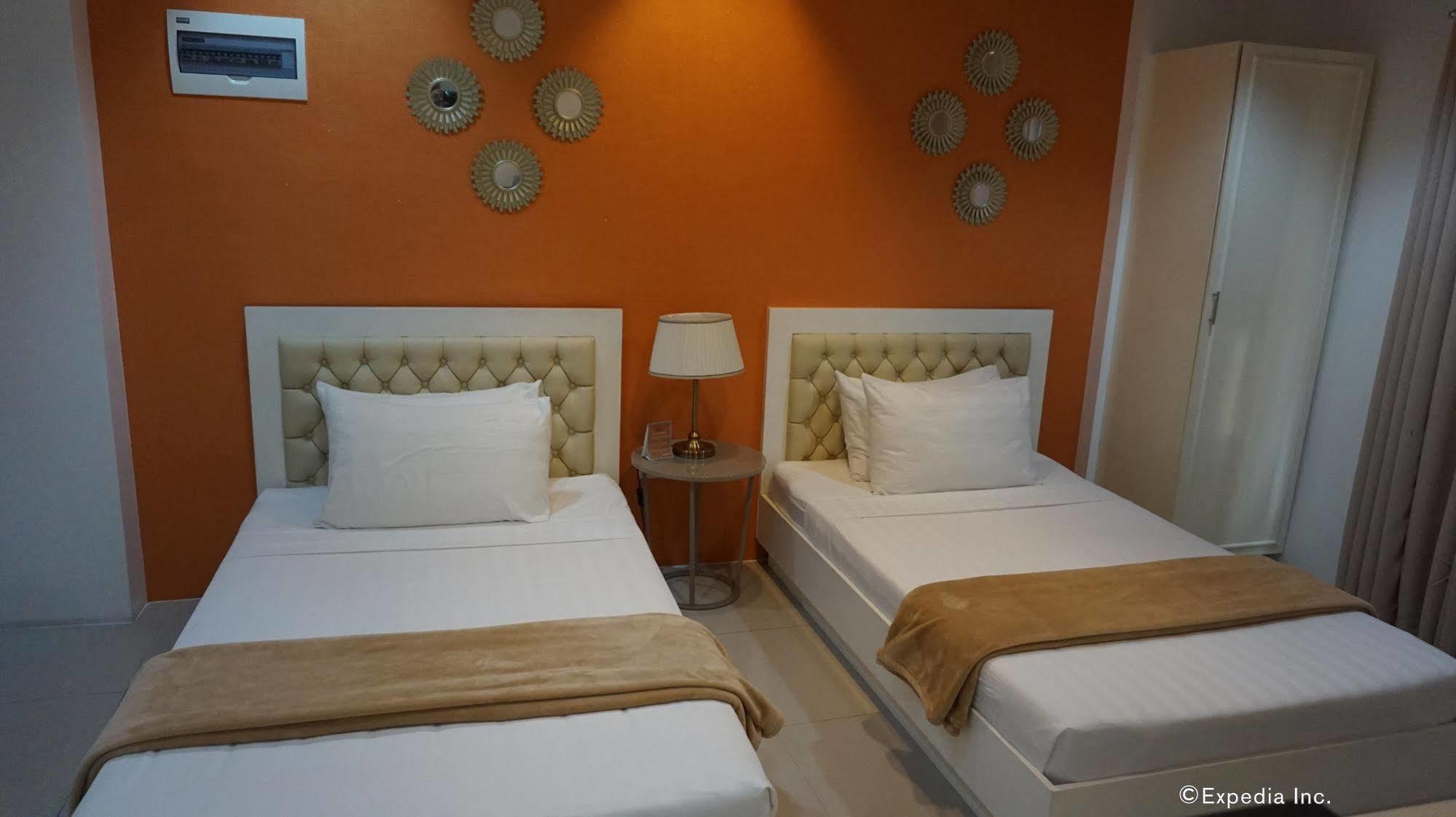 Baymont Suites & Residences Paranaque City Exterior photo